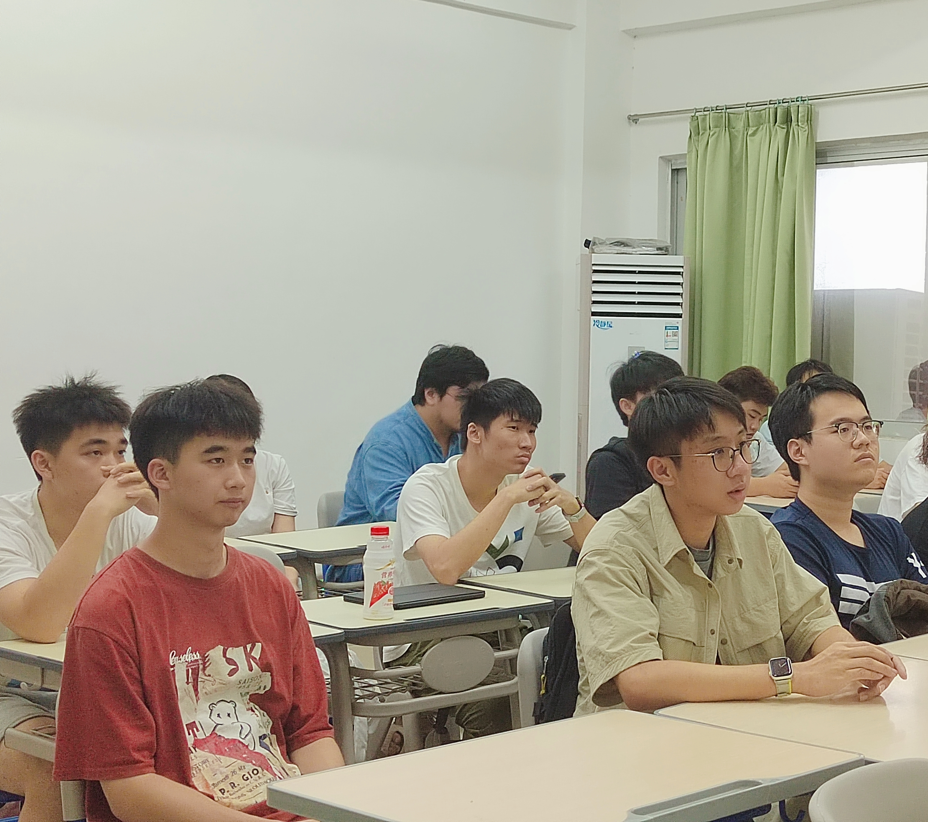 学生认真听课(三).jpg