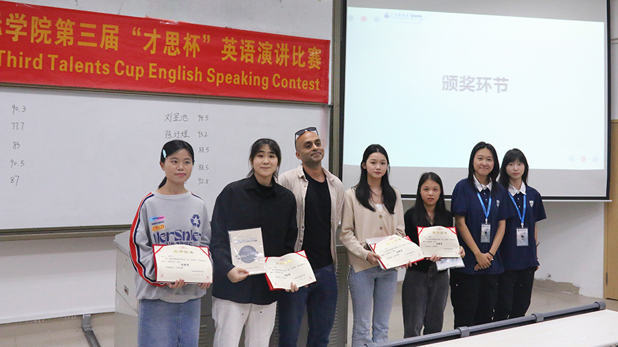 (四)外教Idrees为优秀奖获奖选手颁奖.jpg