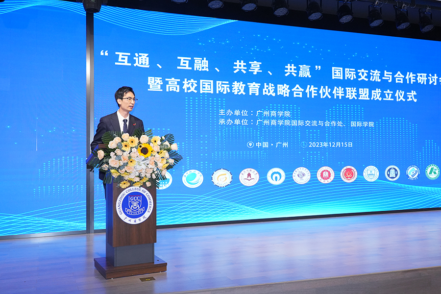 我校皇家国际副院长洪振华主持会议.jpg