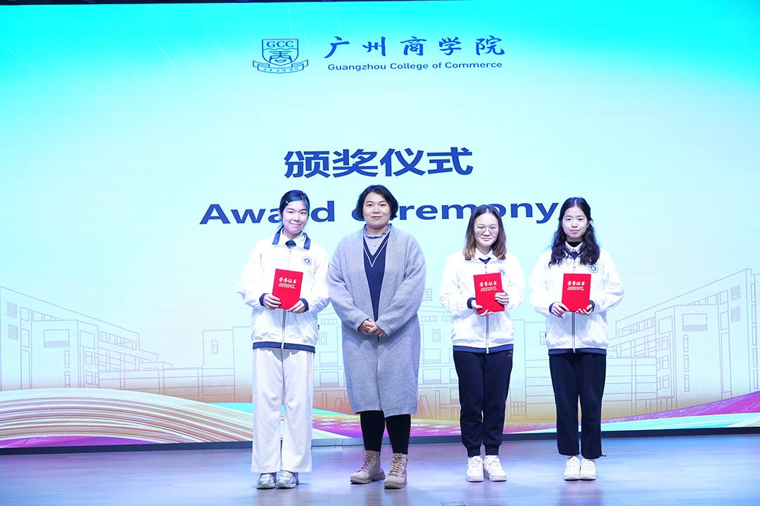 皇家国际陈慧老师为“才思杯”英语演讲比赛获奖代表颁奖.jpg