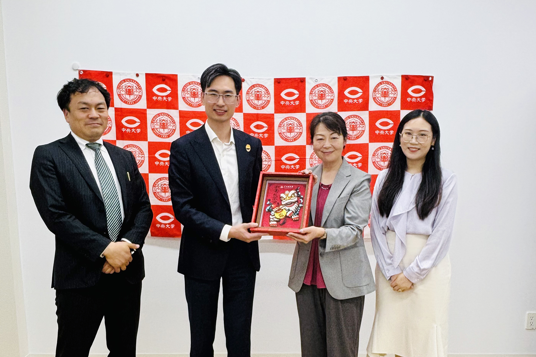 与日本中央大学代表合影.jpg