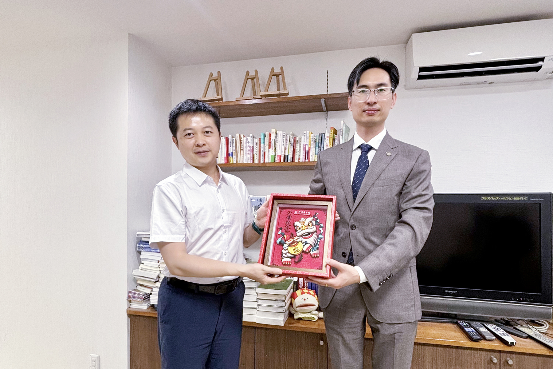 与中国外文局亚太传播中心(东京支局) 交换礼品.jpg