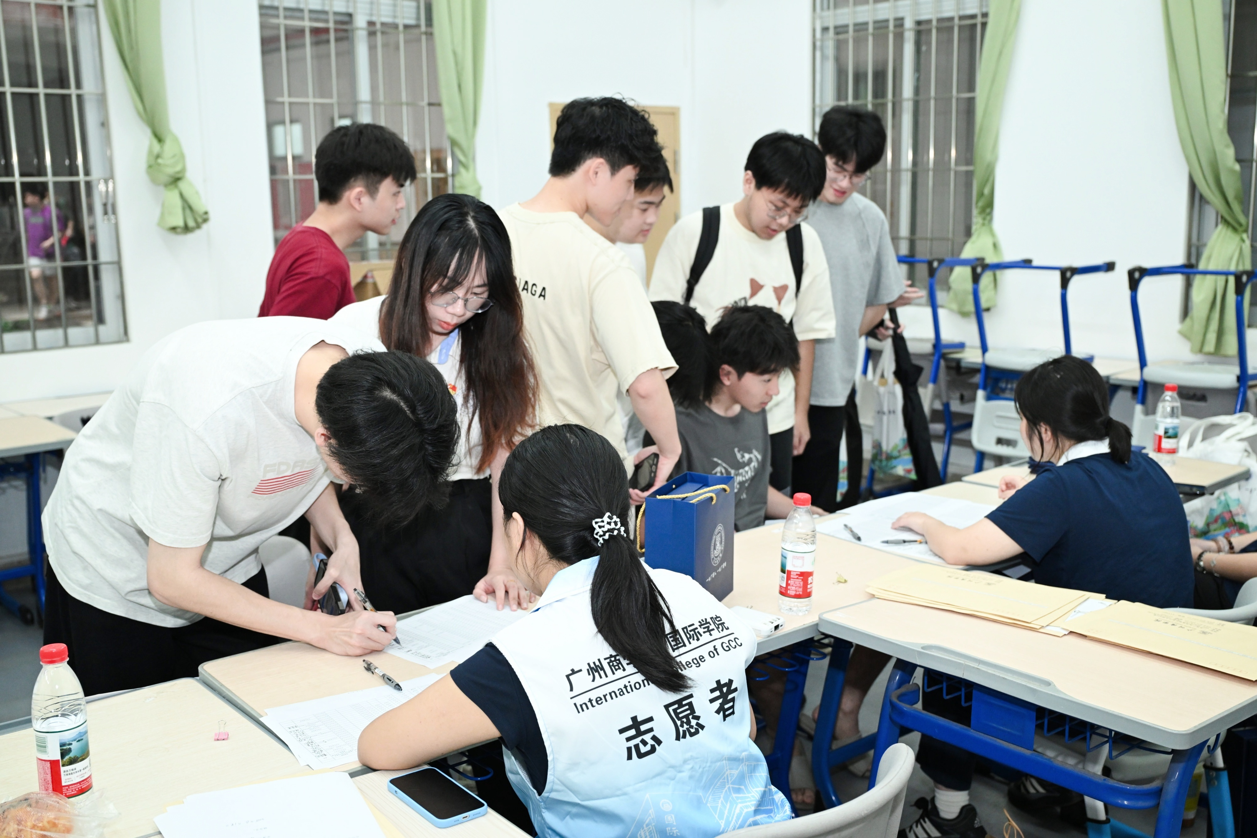 毕业生办理离校手续.jpg