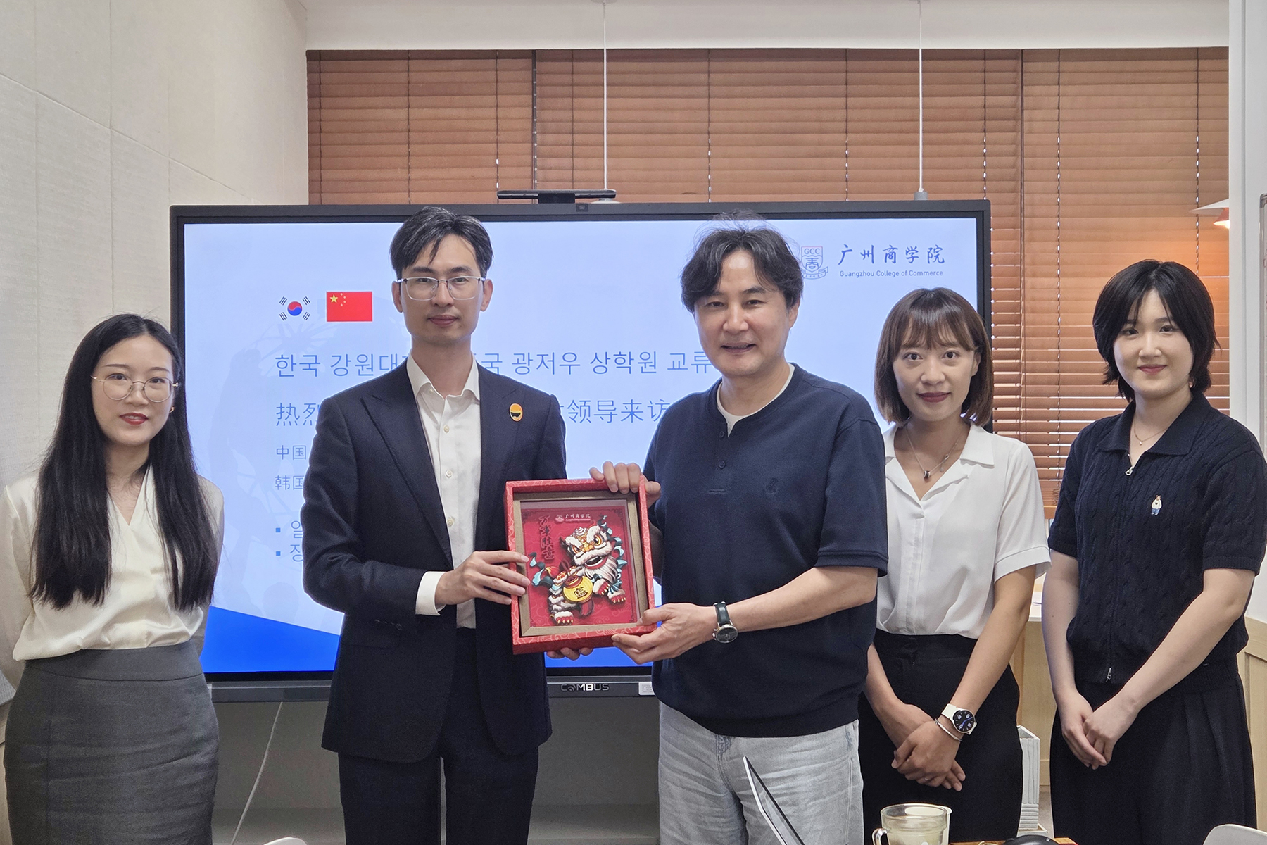 与韩国国立江原大学代表合影.jpg