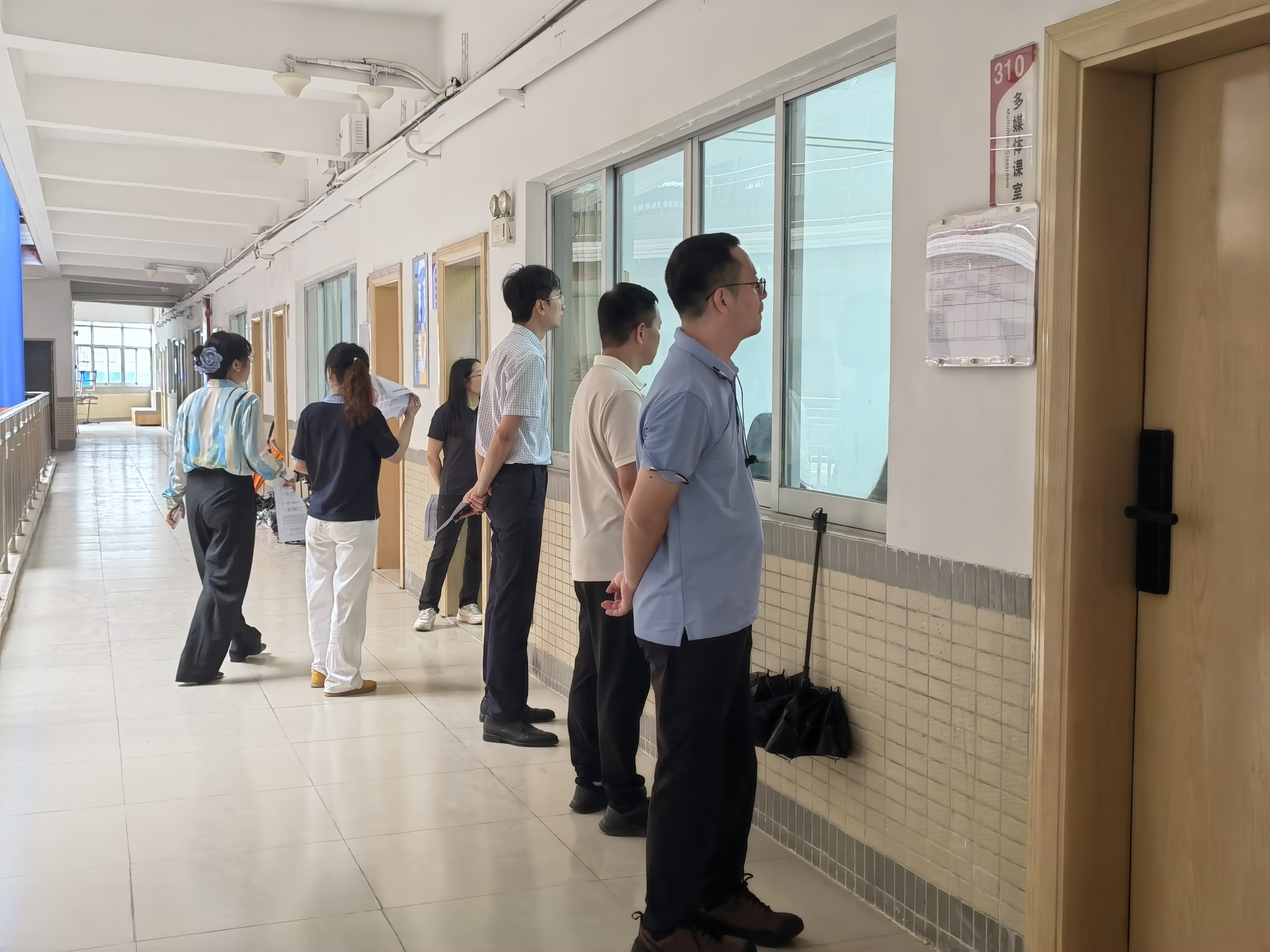 首日开学巡查现场(二).jpg