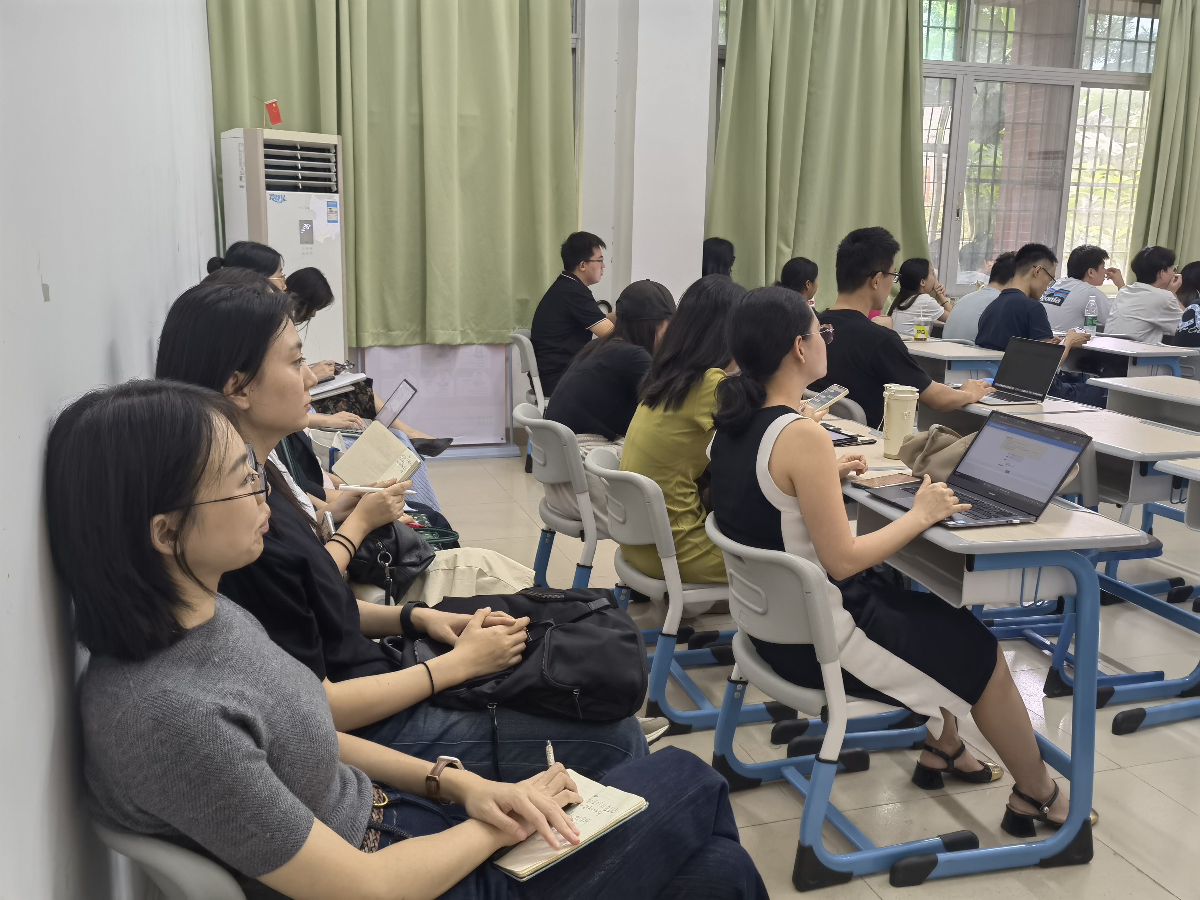 语言教研室听课现场.jpg