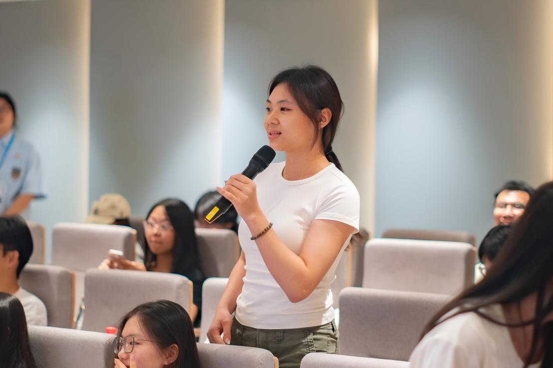 现场观众积极参与英语知识问答游戏(1).jpg