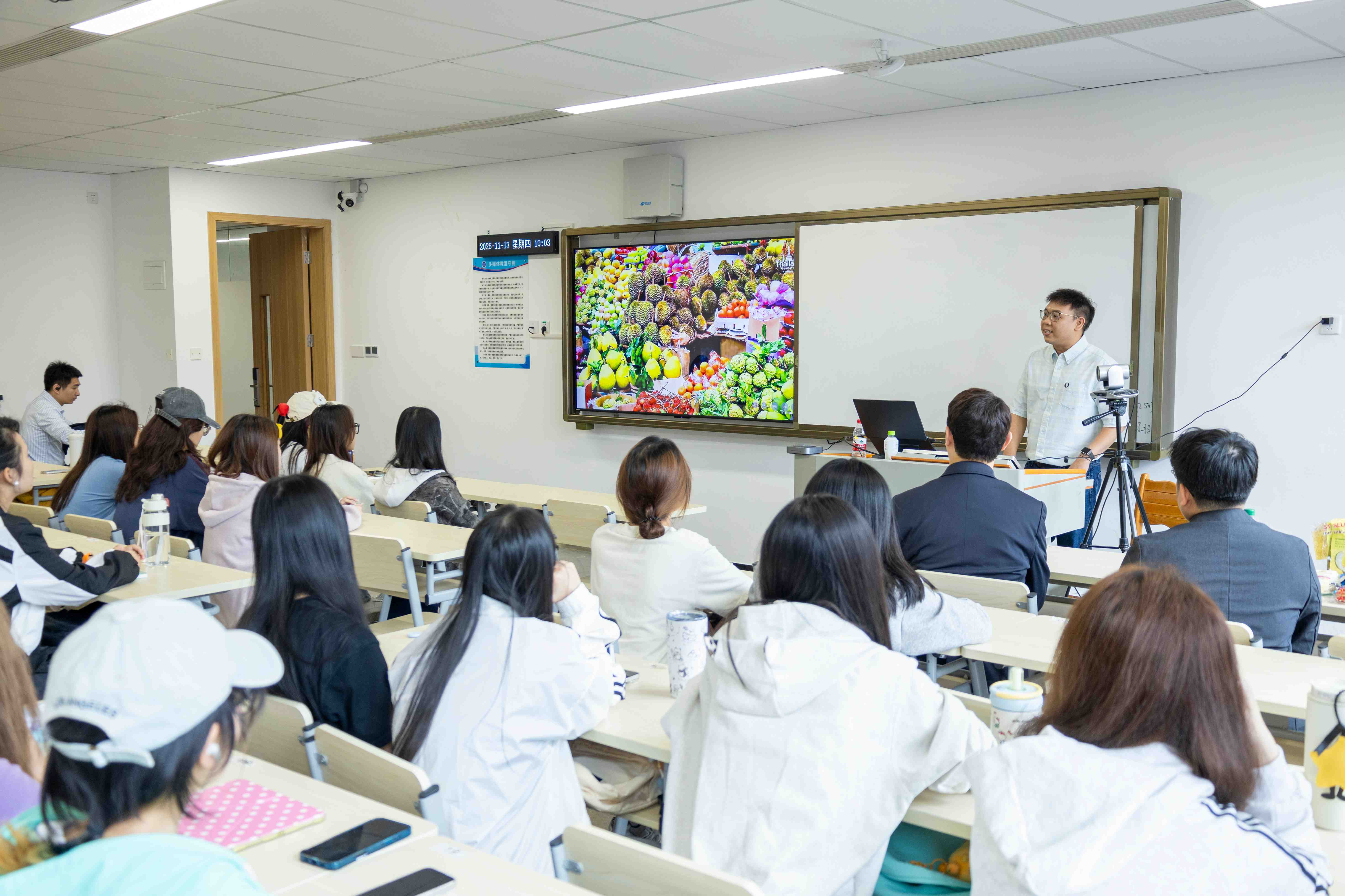 皇家国际姚春良博士与学生问答互动.jpg
