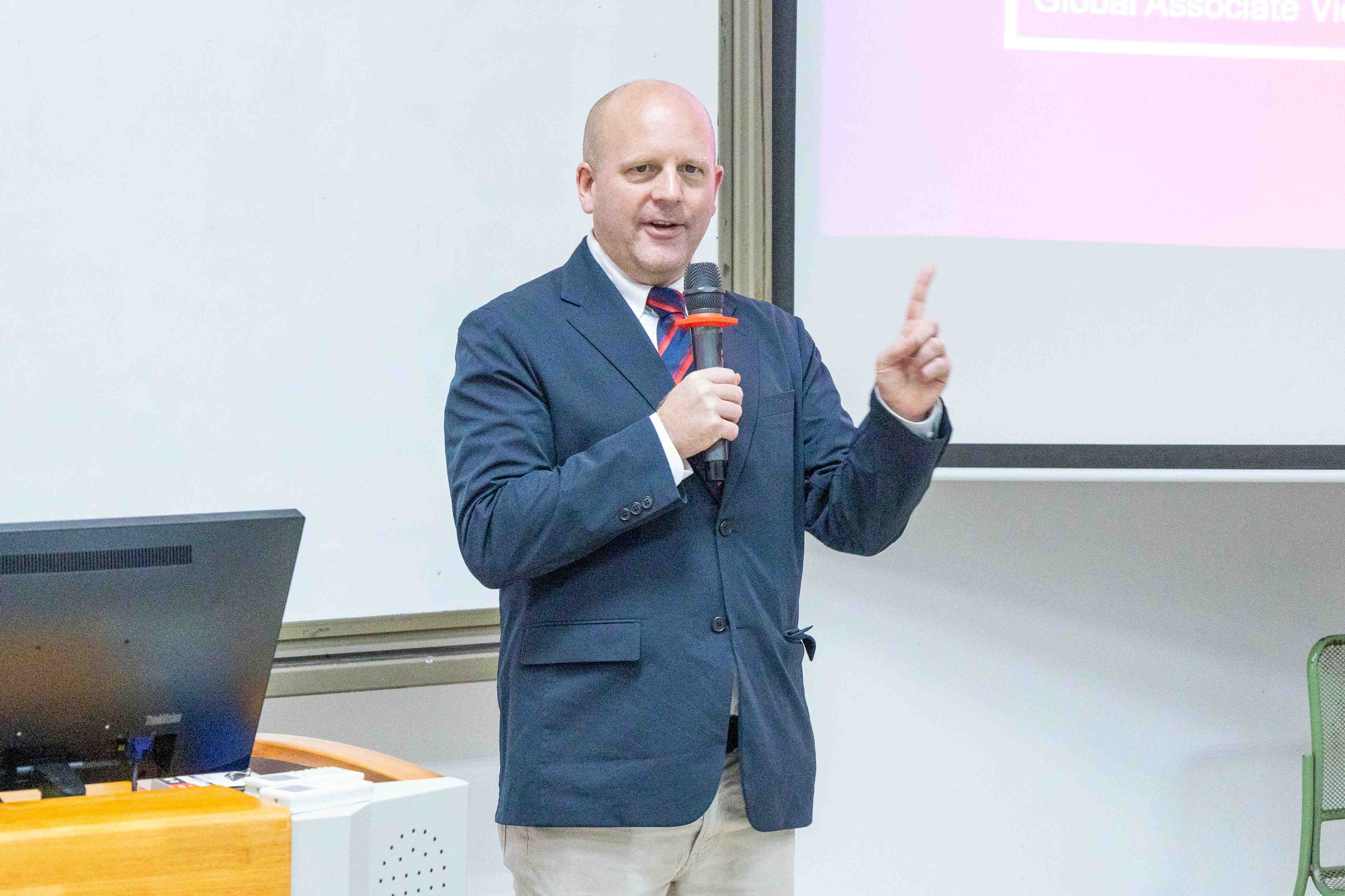 Simon Foster助理副校长介绍埃塞克斯大学办学特色和学术优势.jpg