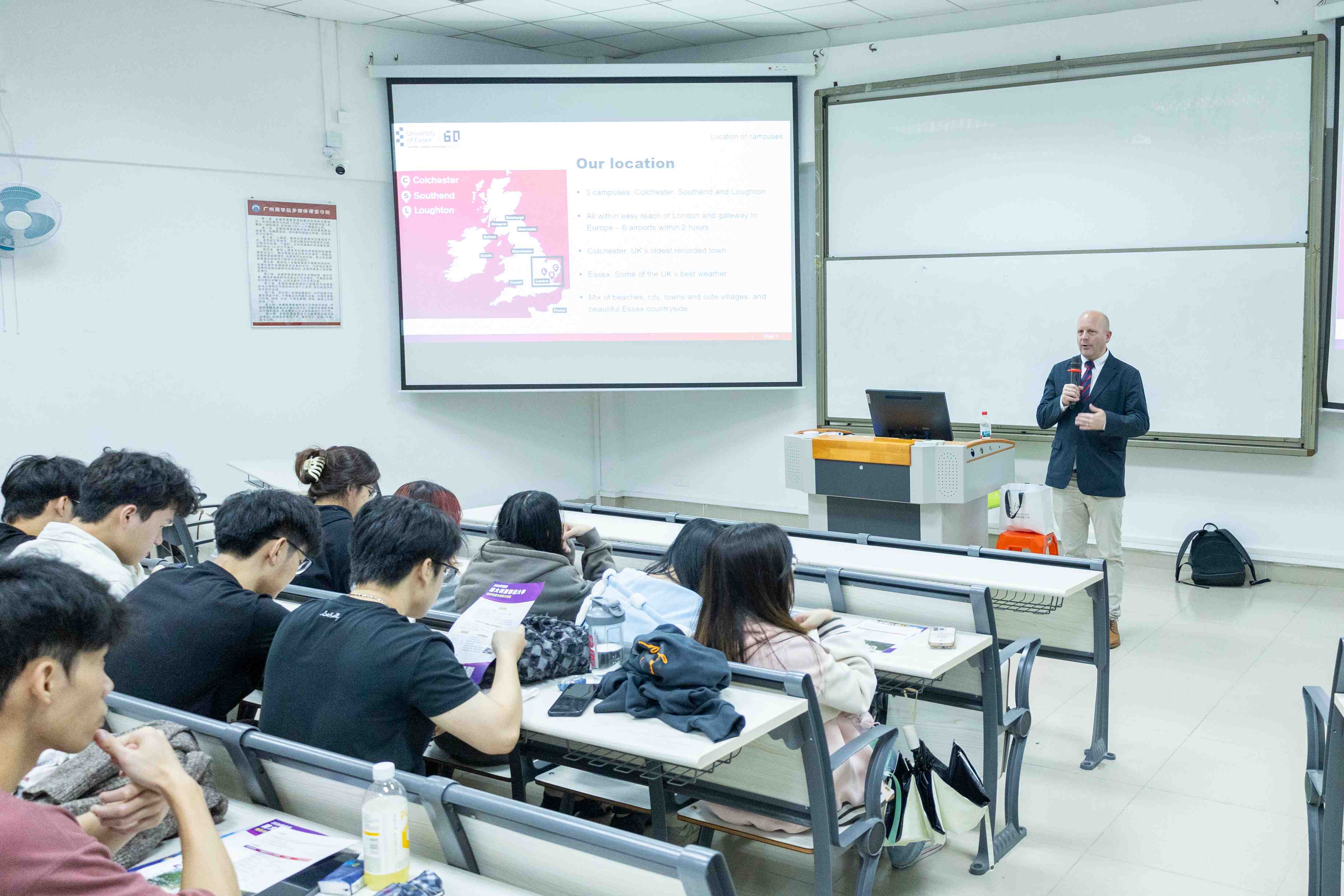 Simon Foster助理副校长介绍埃塞克斯大学地理位置和学校风貌.jpg