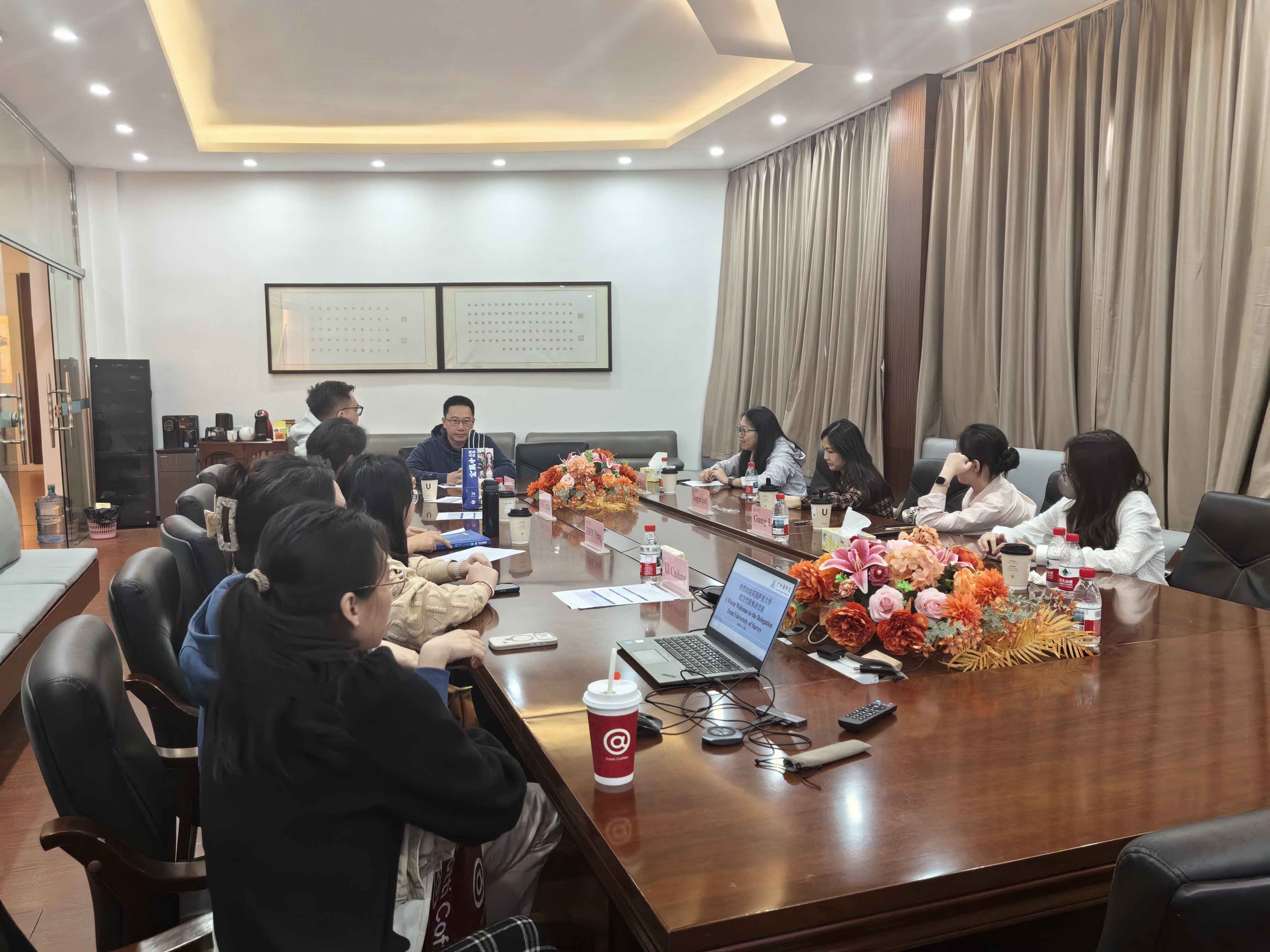 与会老师进行研讨.jpg