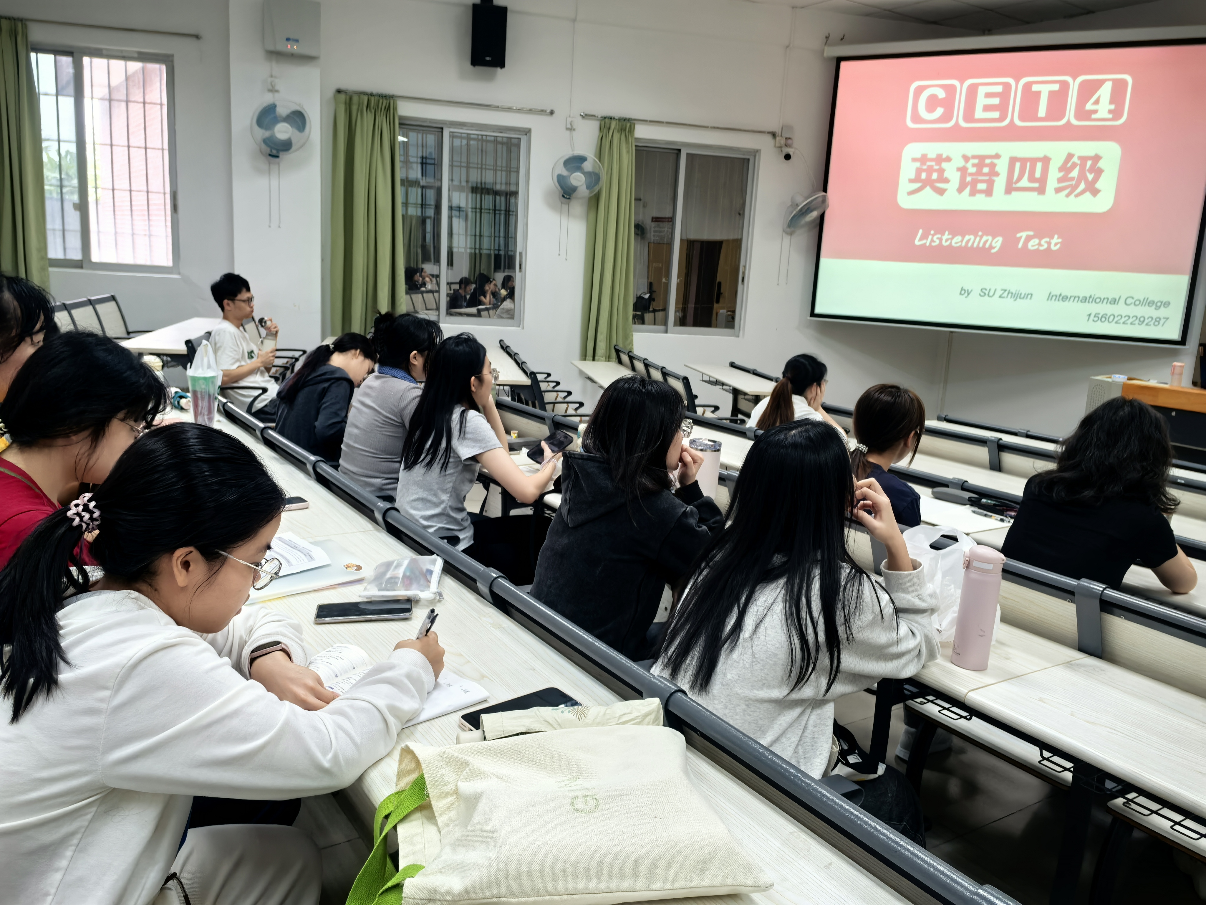 首场四六级备考辅导讲座现场.jpg