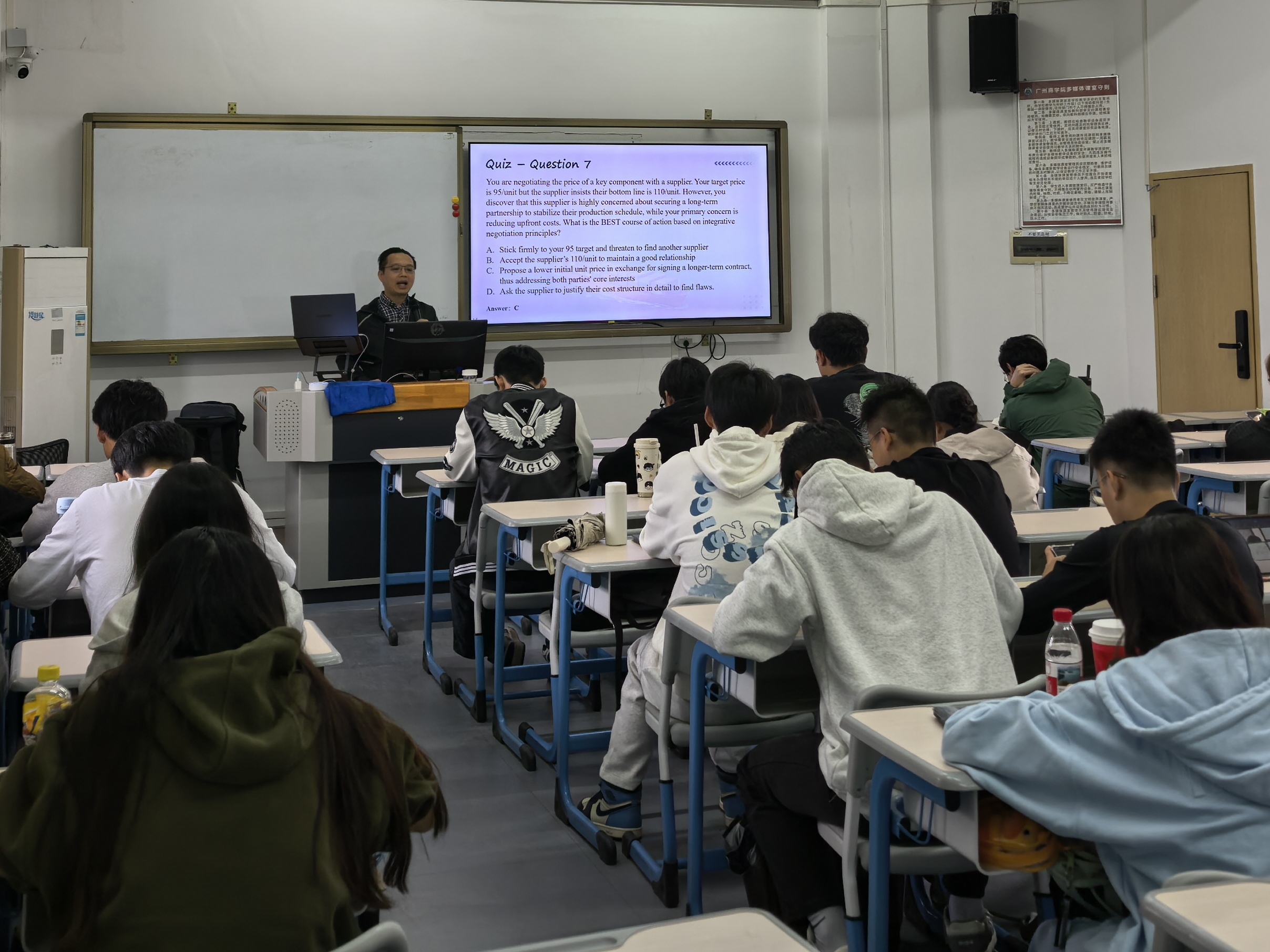 许锬老师《国际商务谈判与礼仪》公开课现场.jpg