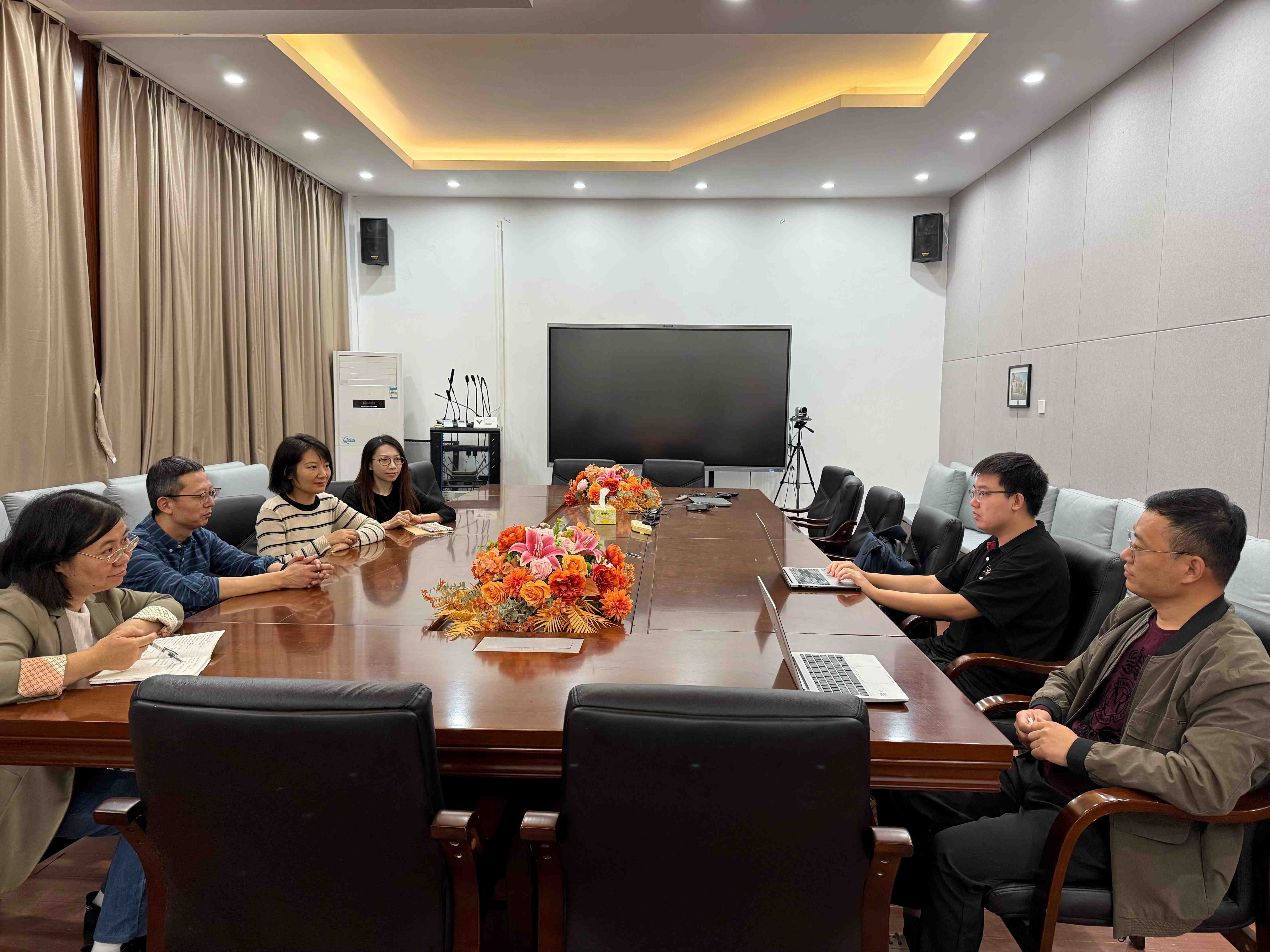 语言教研室课后研讨会议现场.jpg