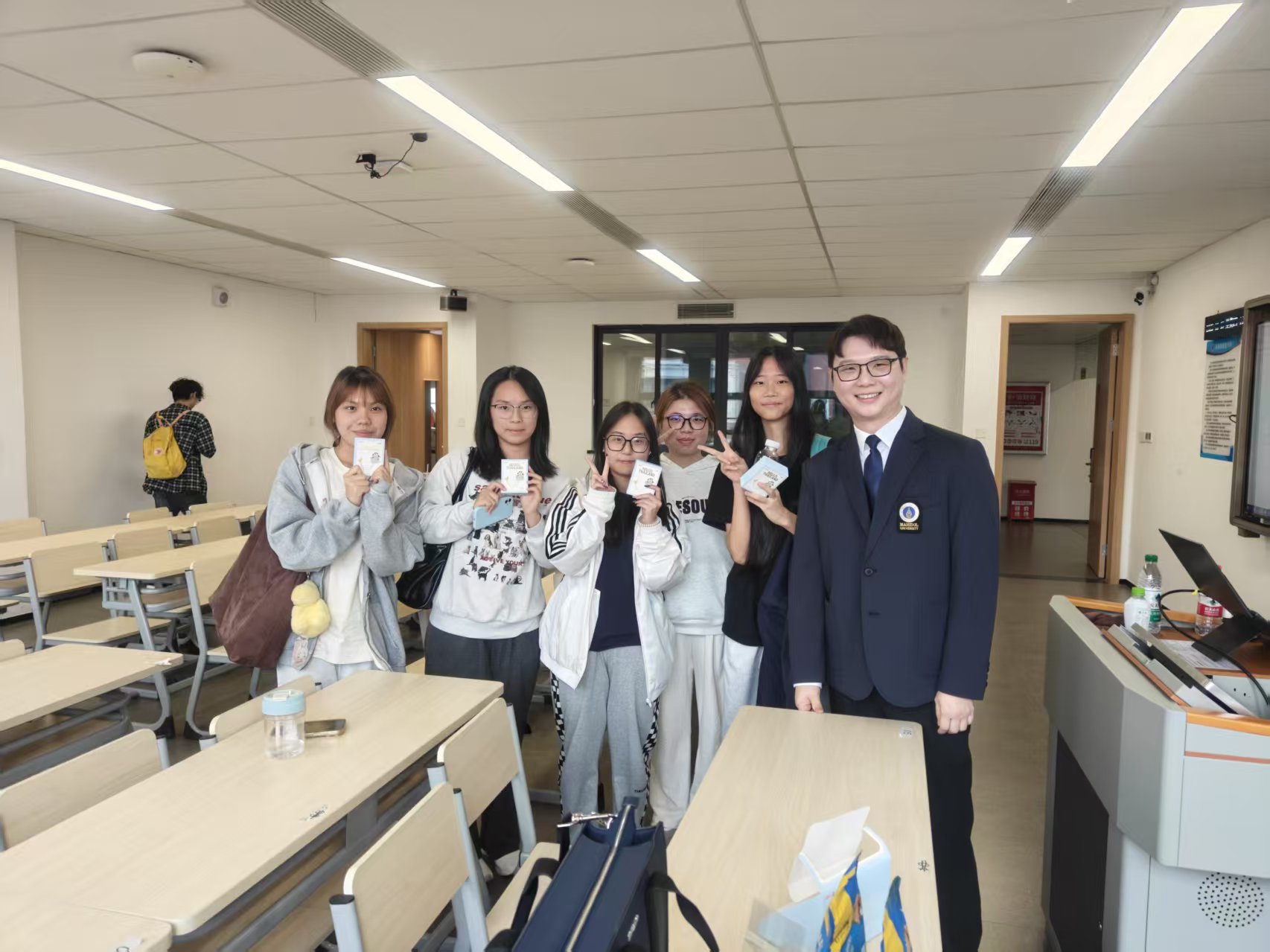 冯振宇博士与参与讲座学生合影留念.jpg