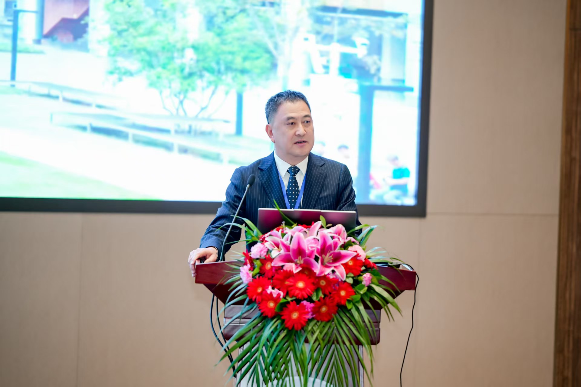 隋广军校长作主旨发言.jpg