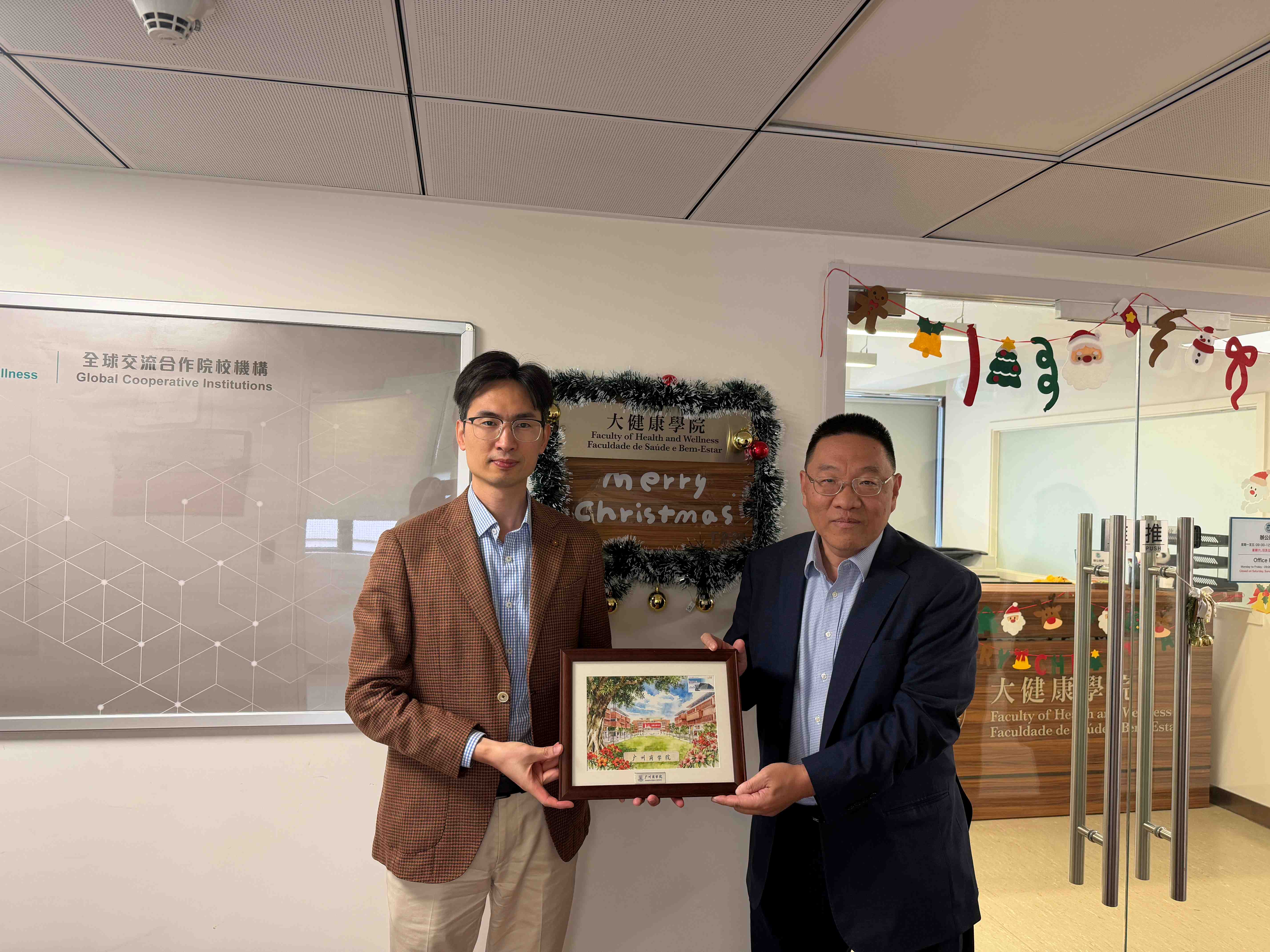 赠送澳门城市大学纪念品.jpg