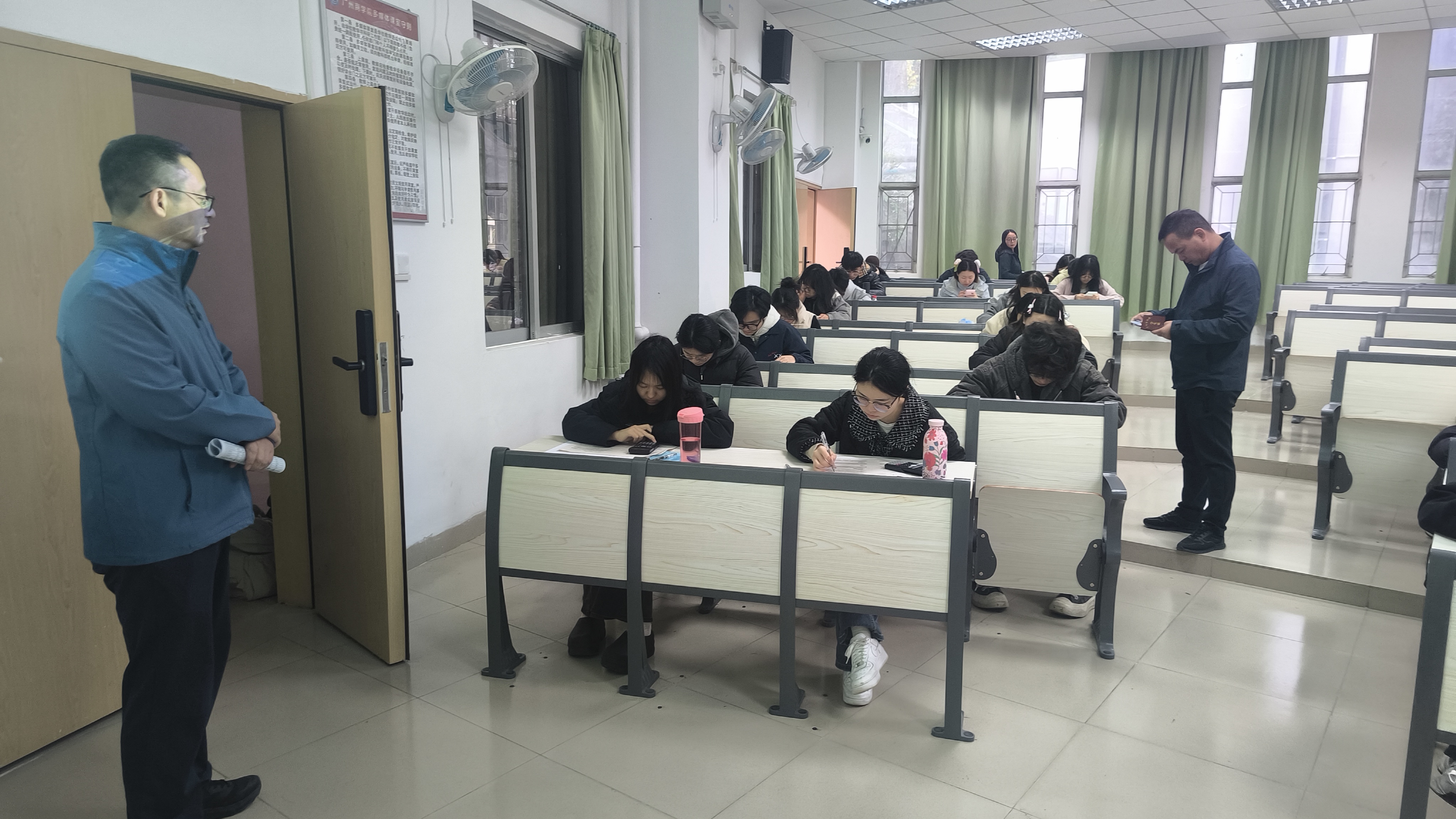 学院巡考工作小组巡查现场（二）.jpg