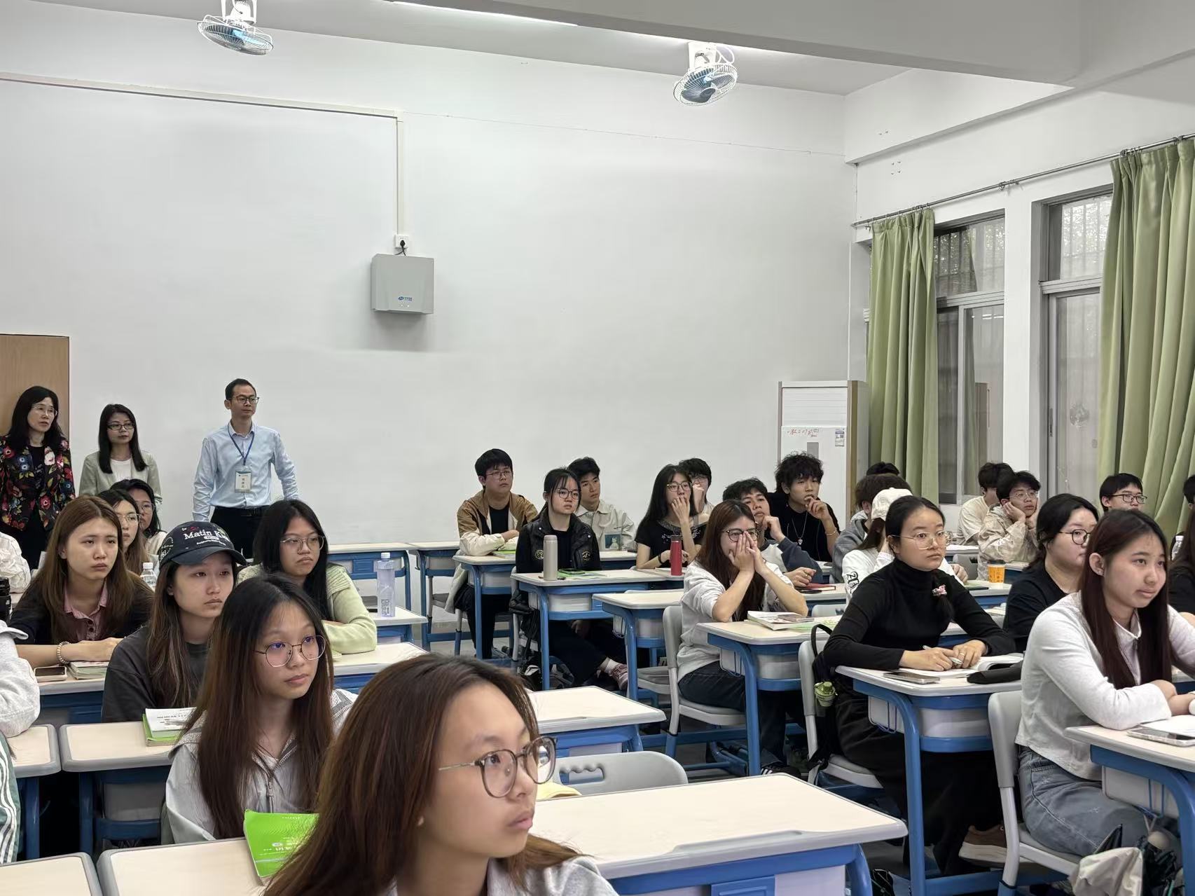 学校巡查小组巡课现场.jpg