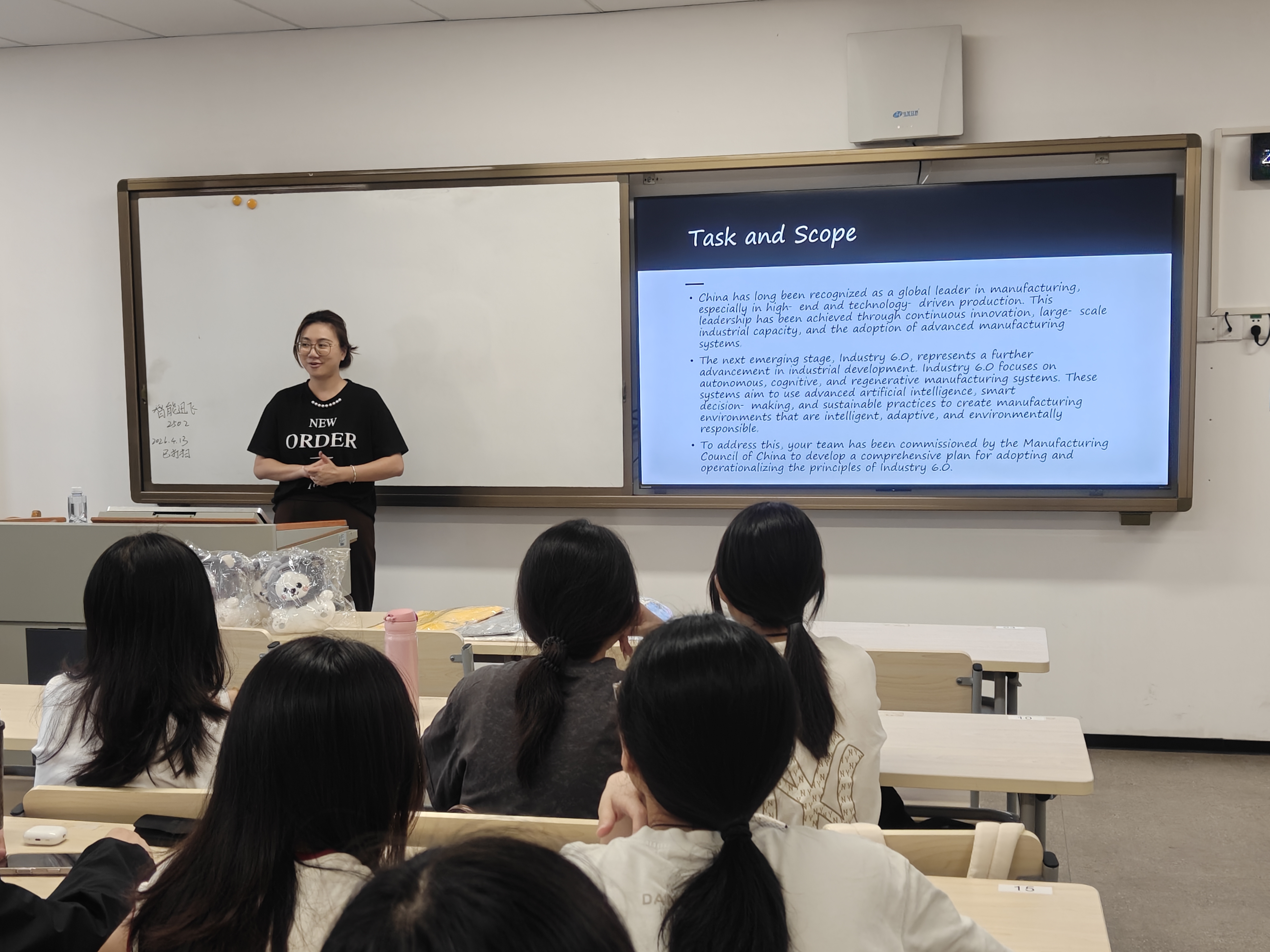 Kelsey Chen指导学生制定实施方案与推进规划.jpg