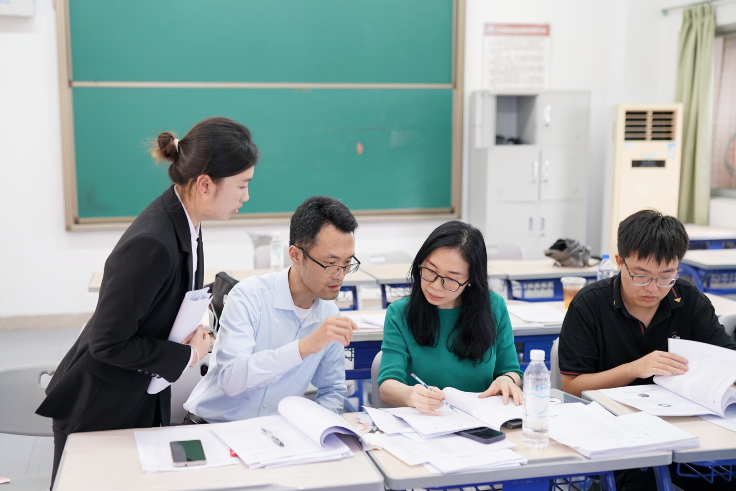 答辩老师和学生提出修改建议.jpg