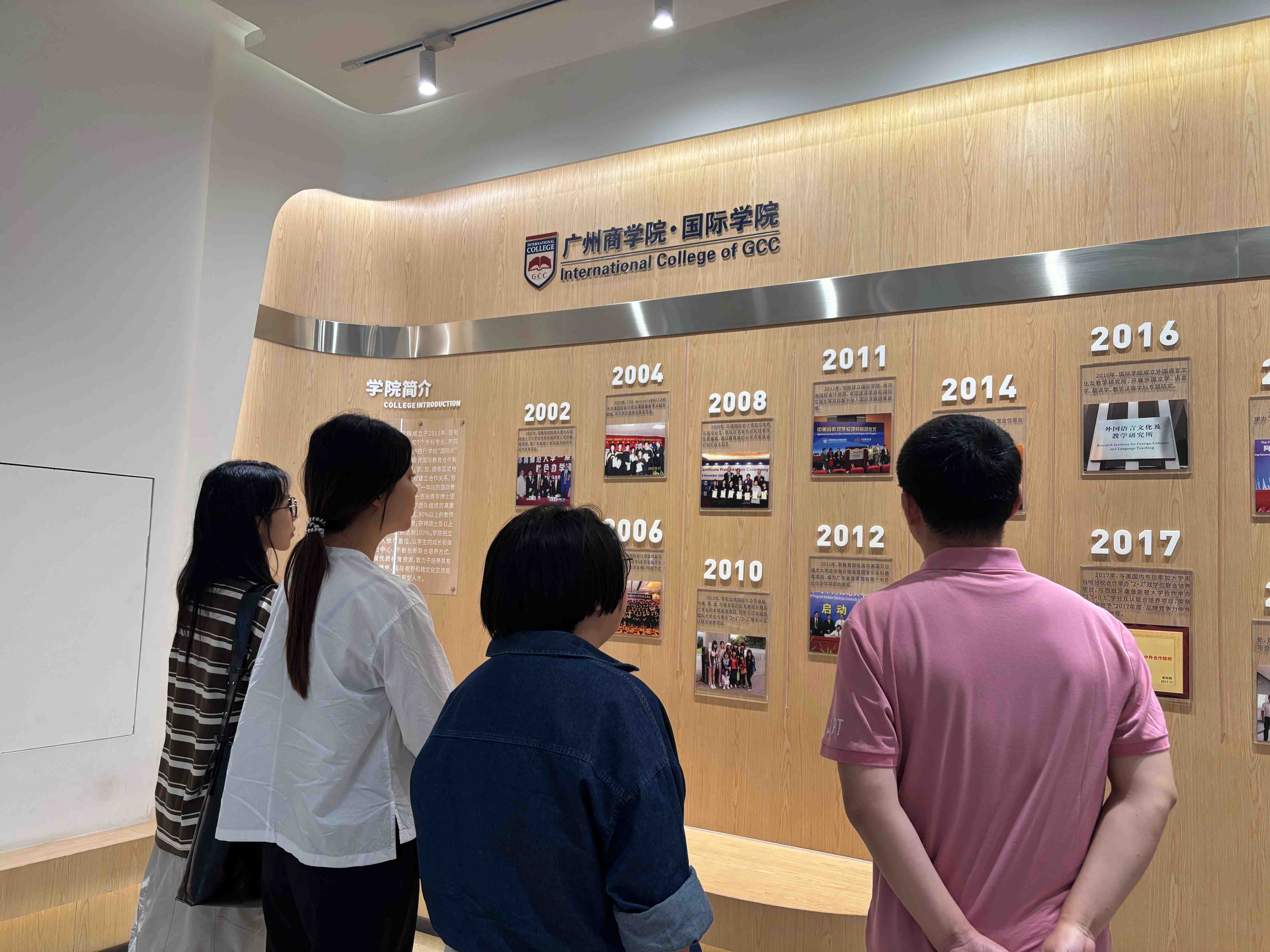 袁鑫副院长向来访人员介绍皇家国际发展历程.jpg