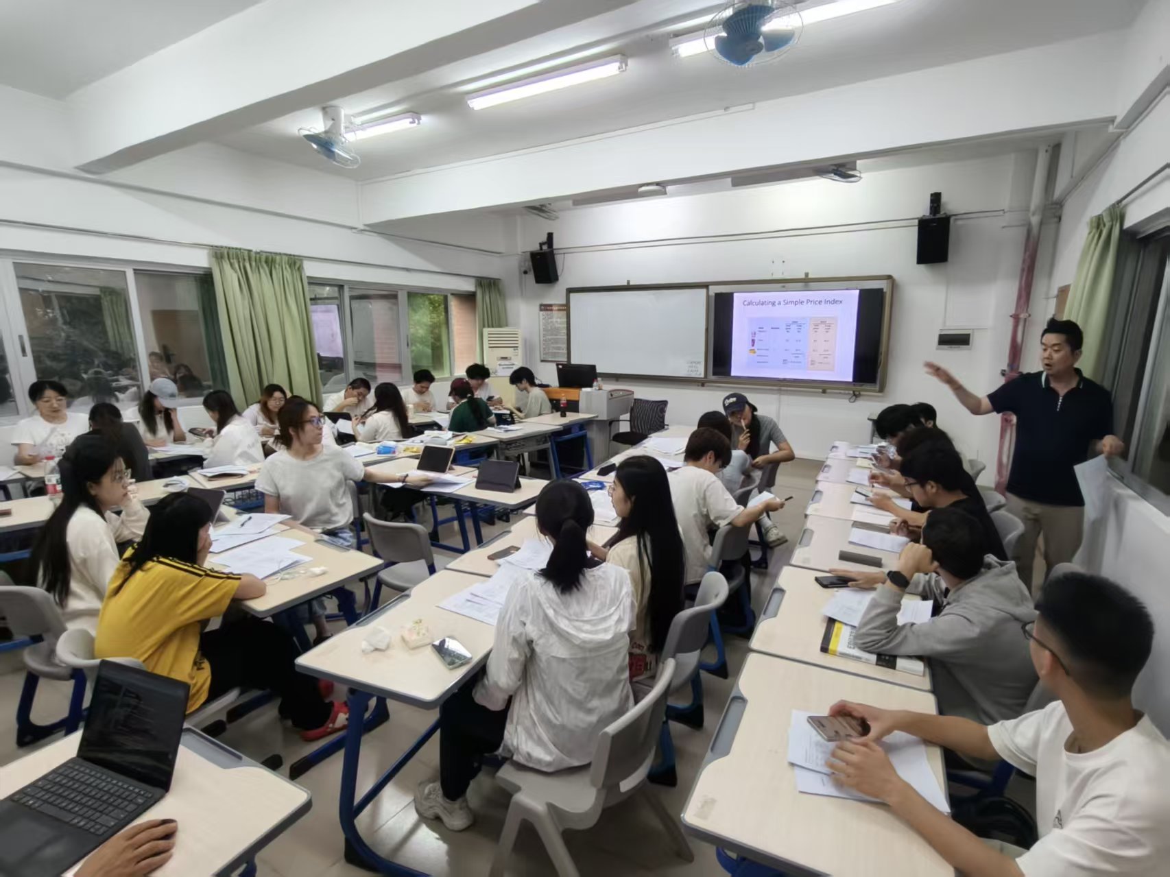 《宏观经济学》授课现场2.jpg
