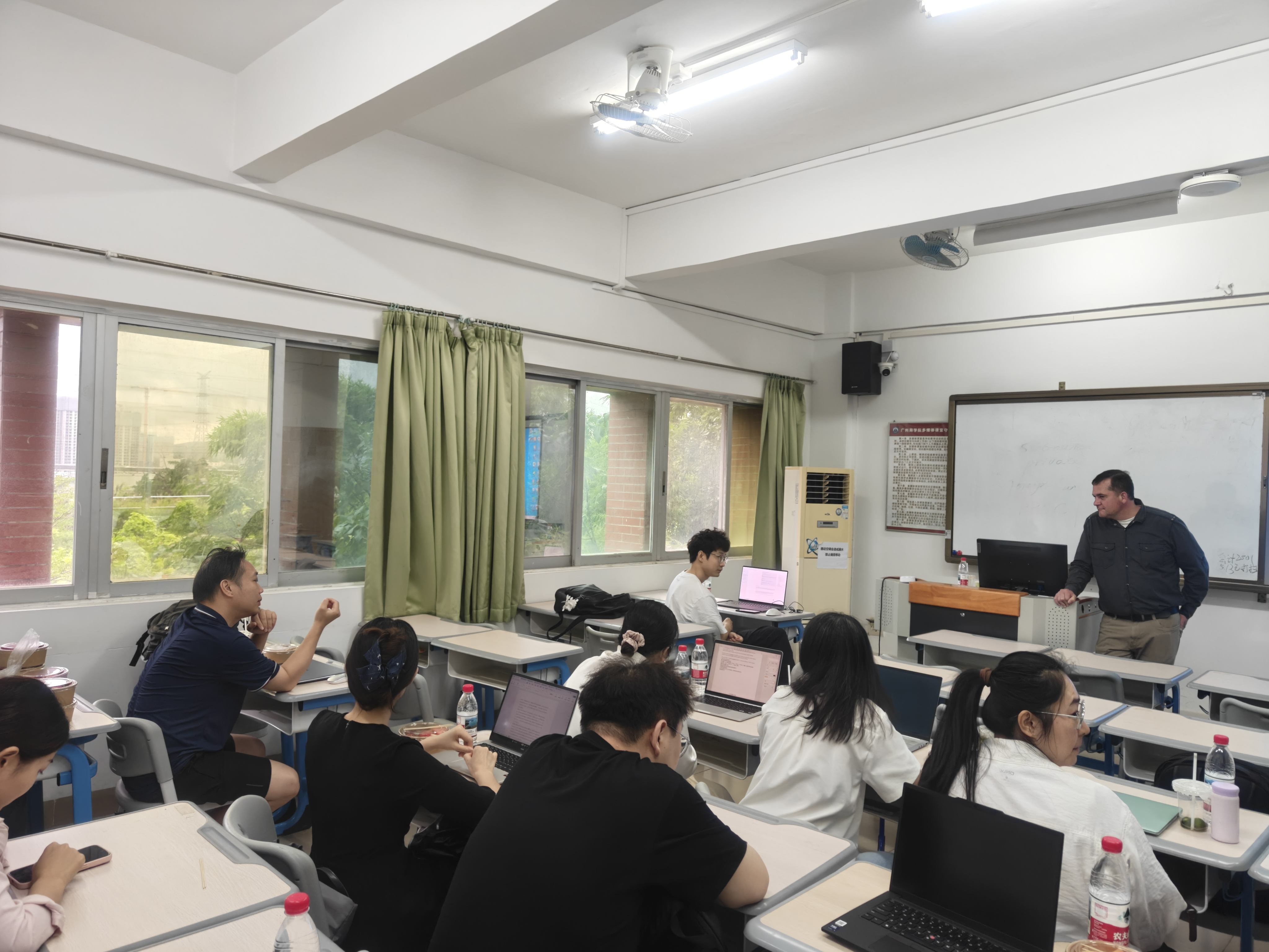 与会教师与外方教授分享交流3.jpg