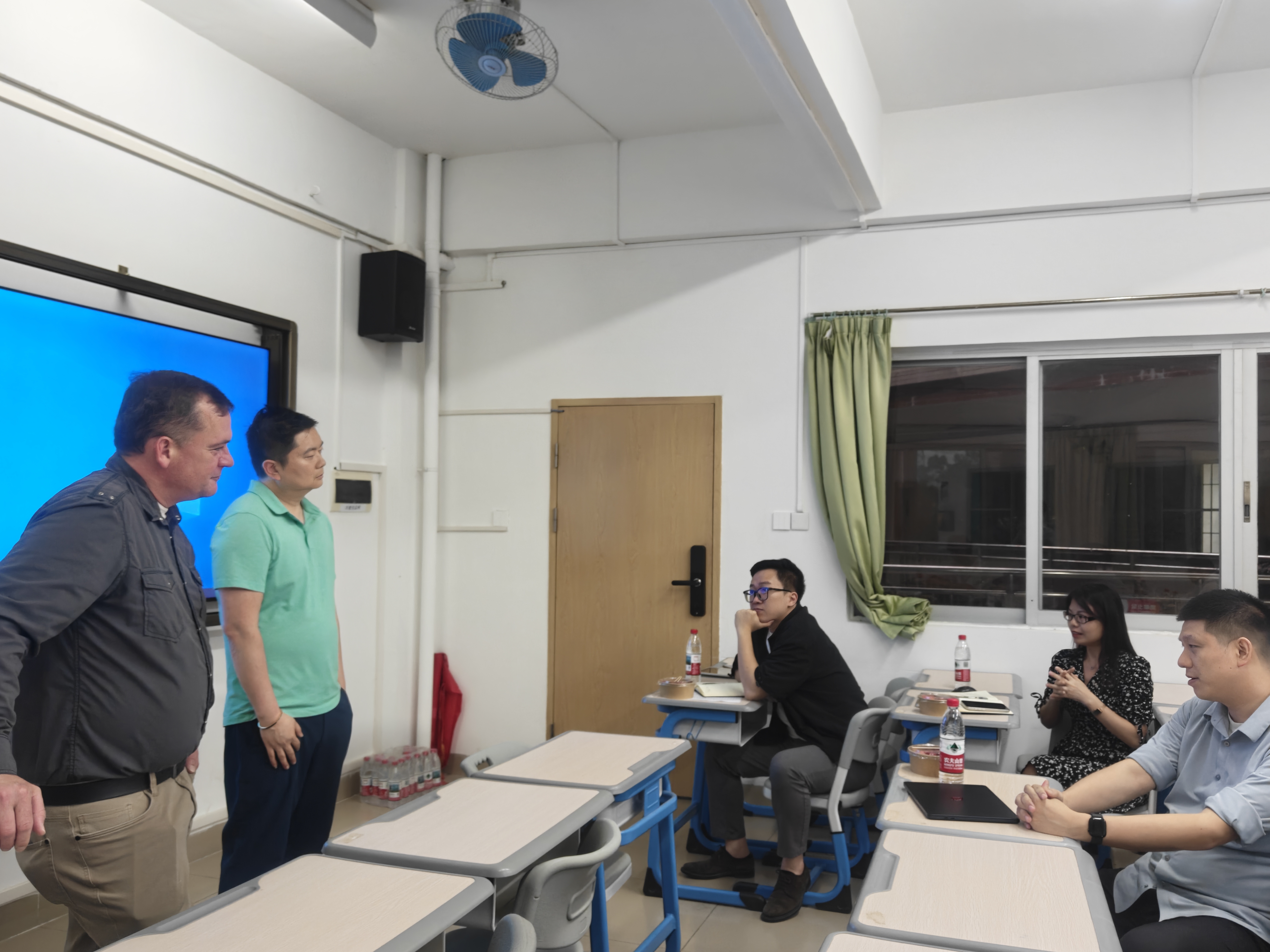 与会教师与外方教授分享交流1.jpg