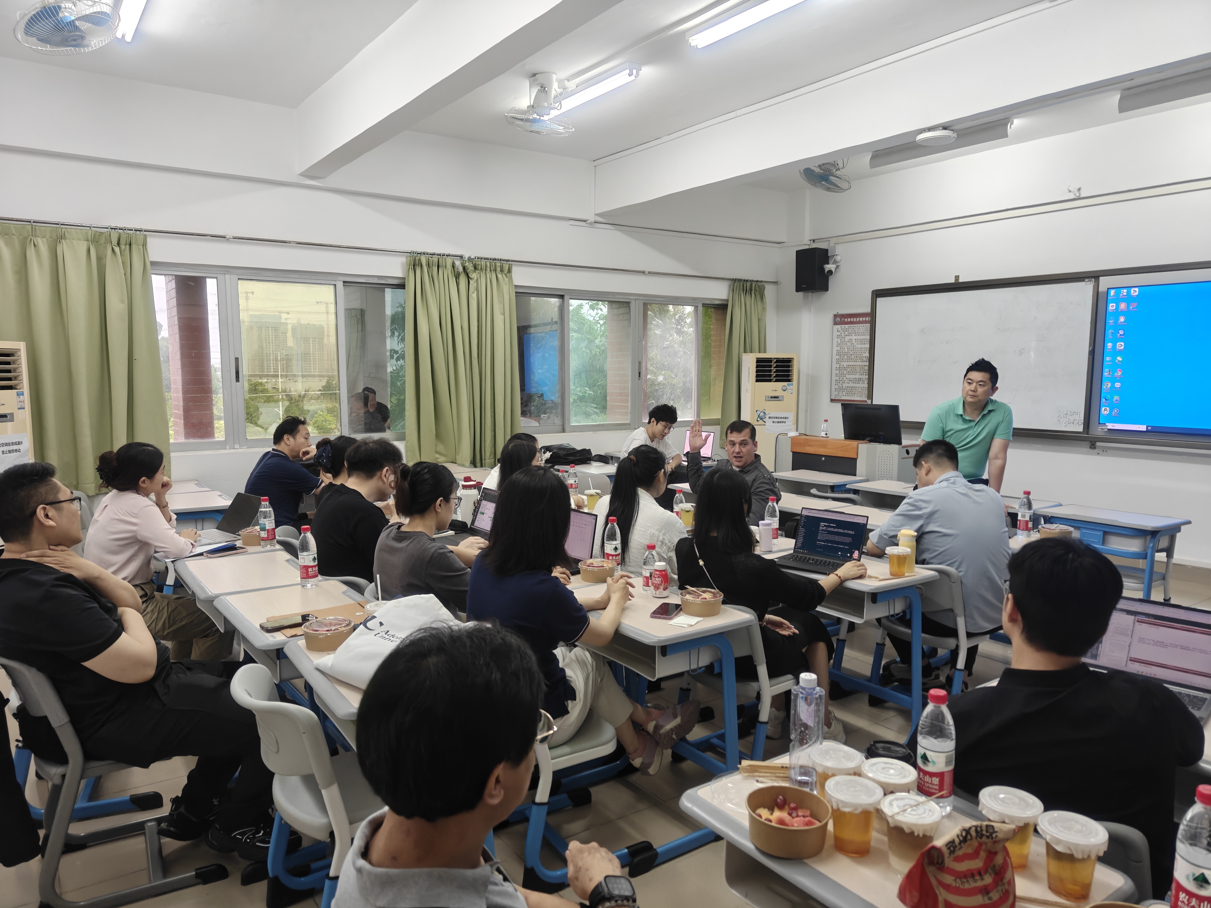 专题座谈会现场.jpg