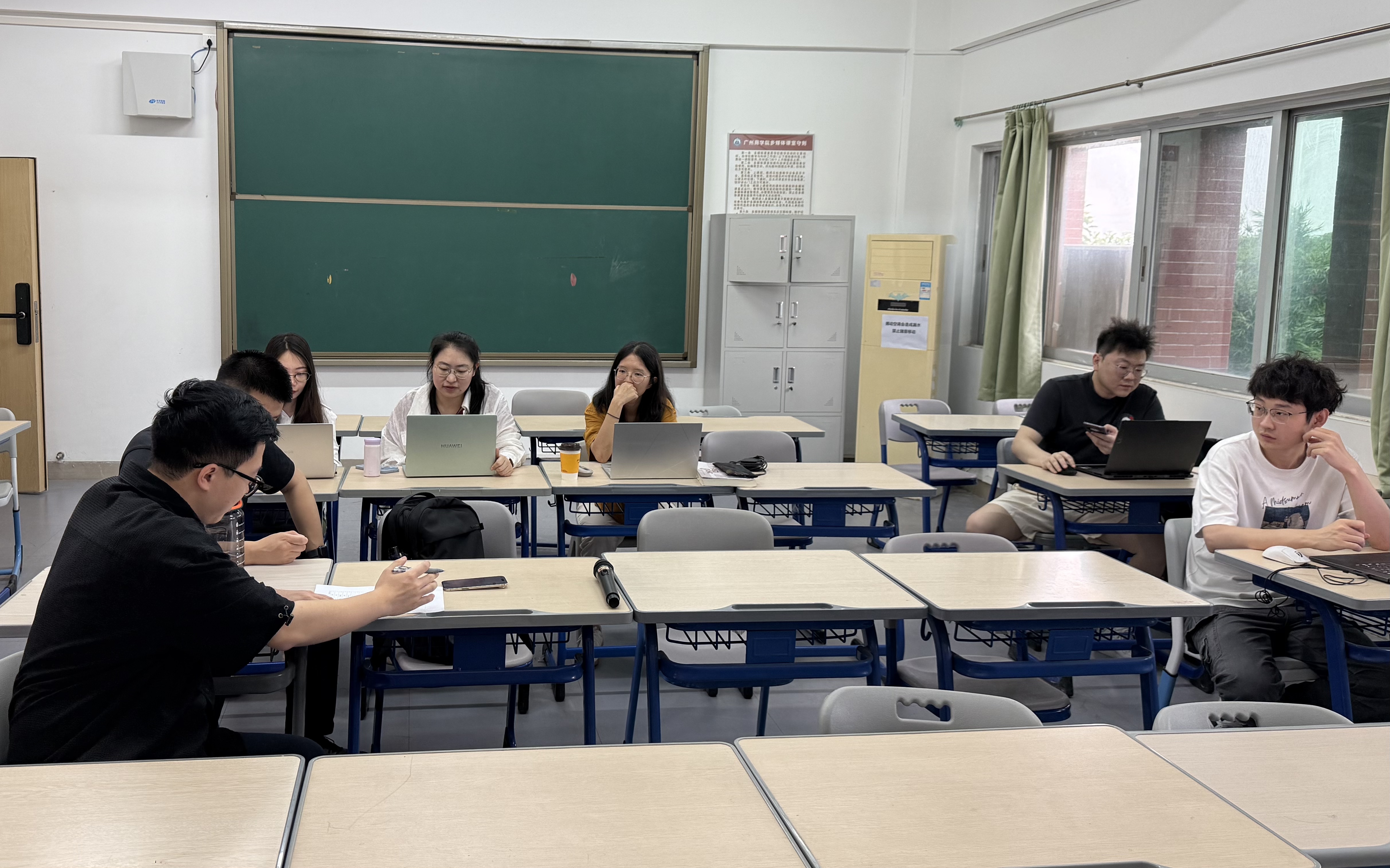 课后集体研讨会议现场.jpg