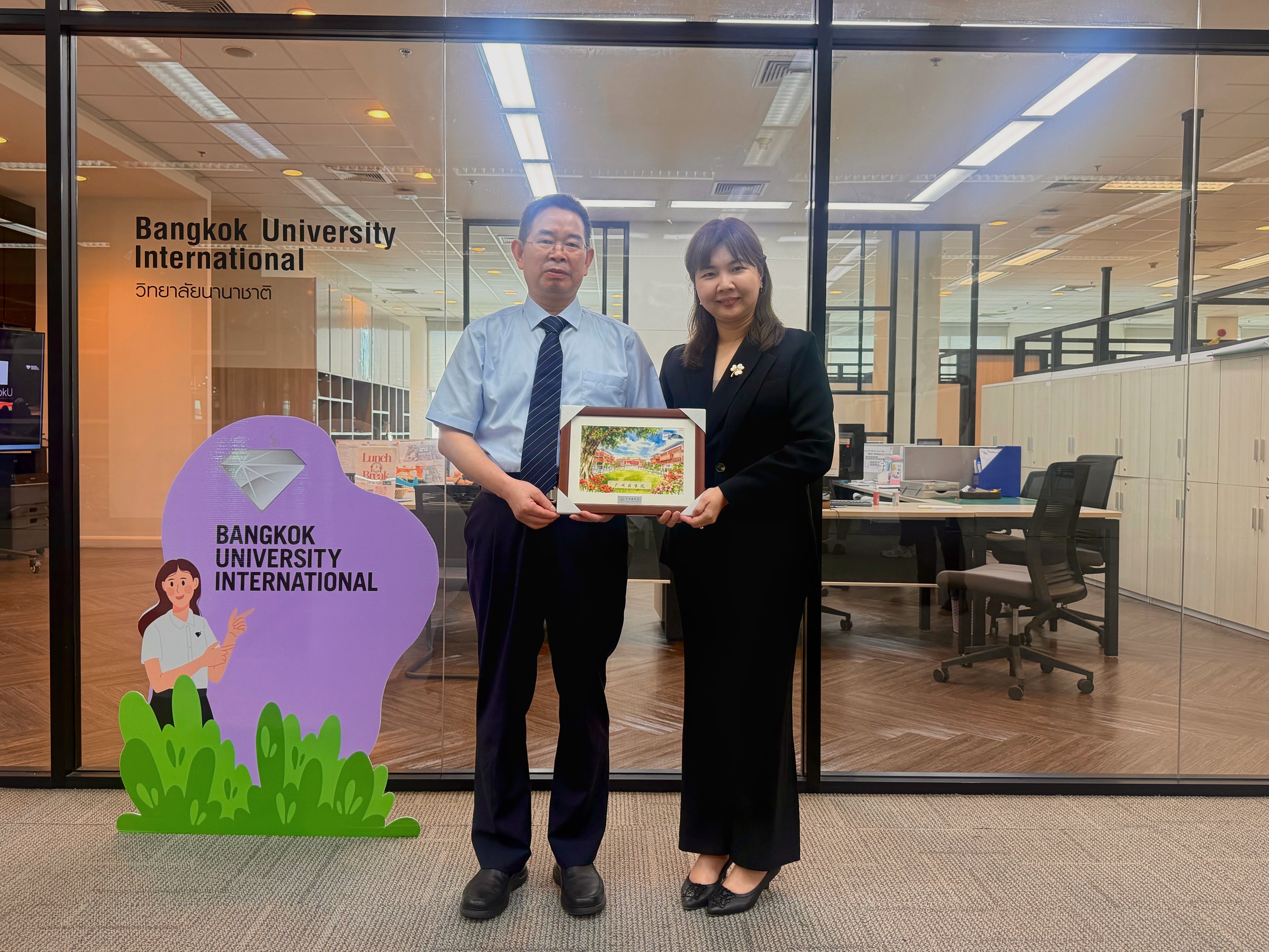 4. 赠送曼谷大学纪念品.jpg